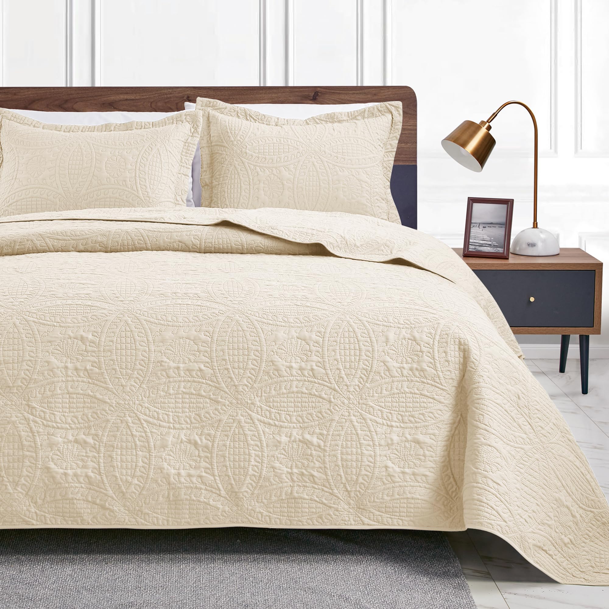 Love's cabin coin-pattern quilt-queen offers lightweight warmth for all seasons.