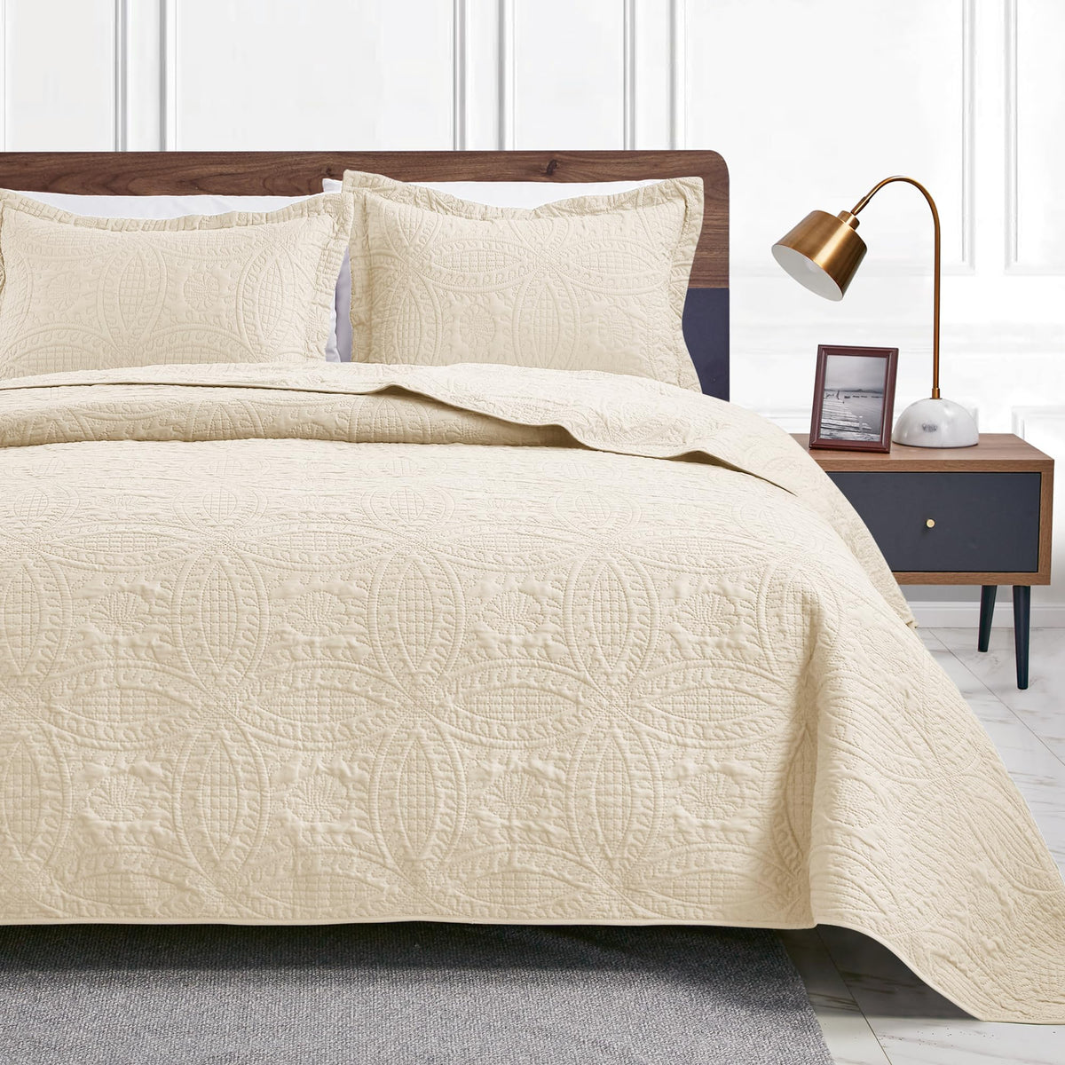 Love's cabin coin-pattern quilt-queen offers lightweight warmth for all seasons.