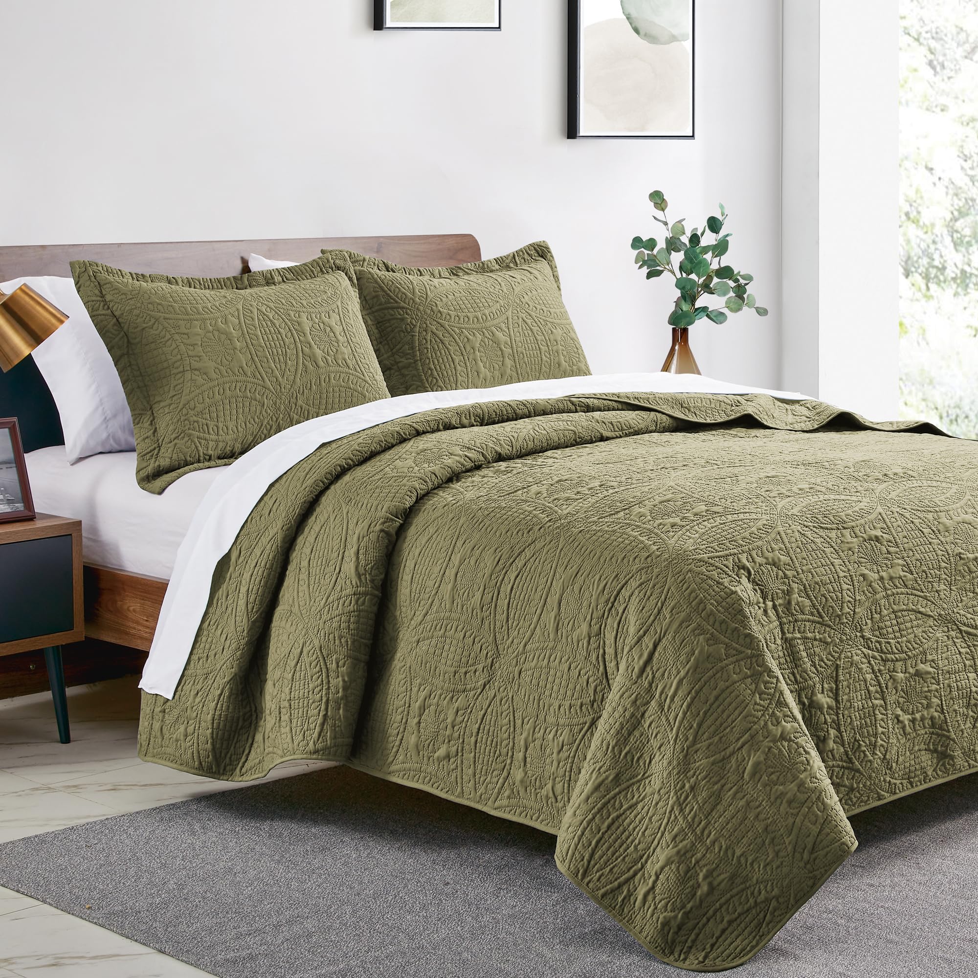Love's cabin coin-pattern quilt with two shams for coordinated bedding