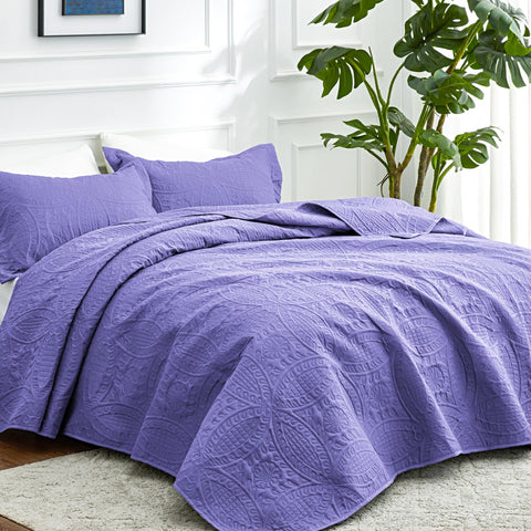 Love's cabin lightweight bedspread with soft, durable feel.