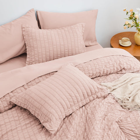 Love's cabin packaging illustrates easy care and quick fluff after washing.
