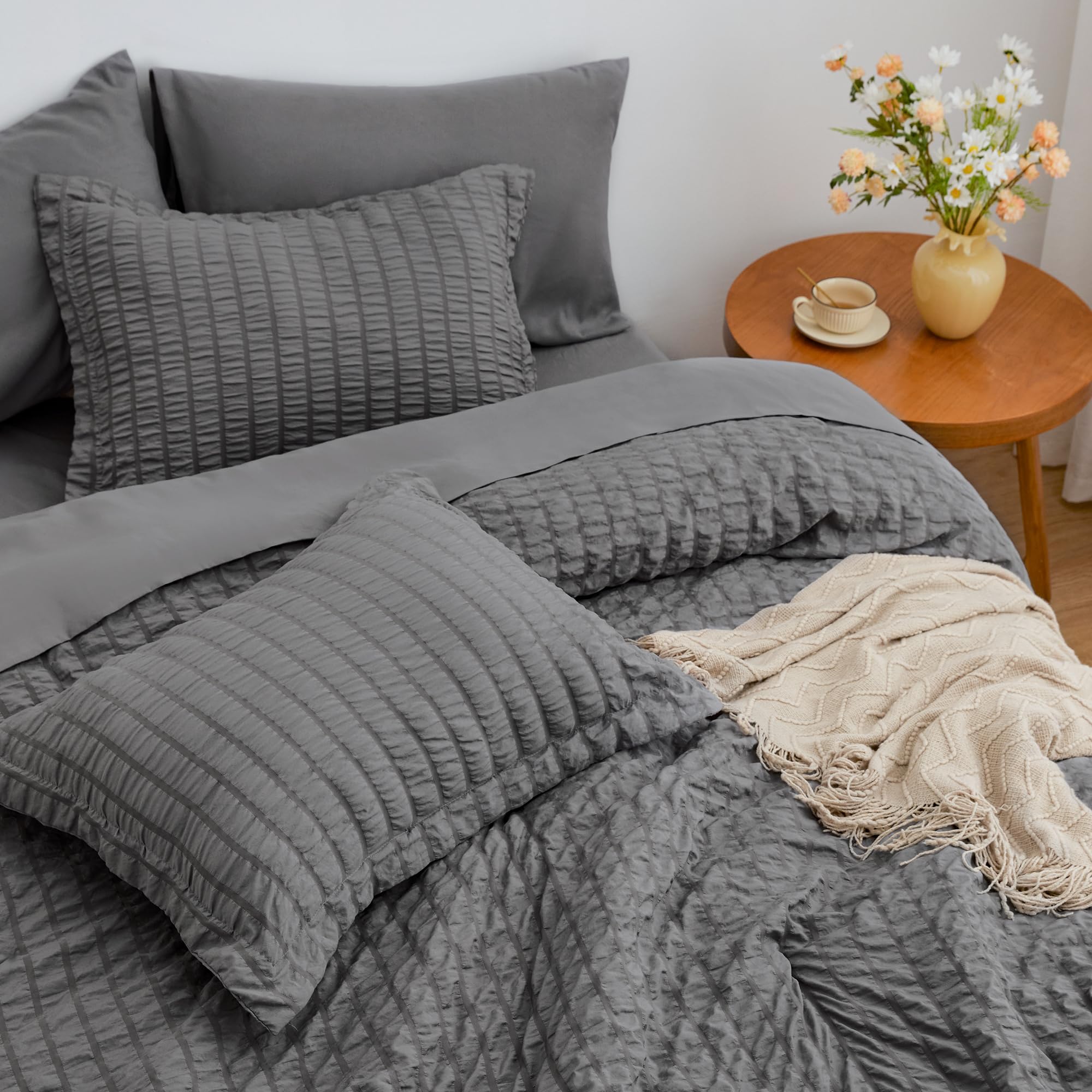 Love's cabin seersucker queen fitted sheet provides a snug, easy-to-fit bedding base