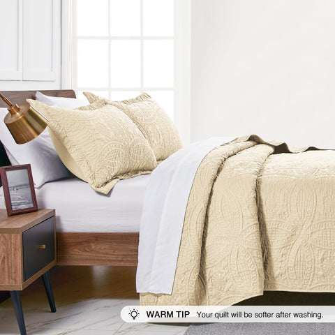 Love's cabin soft polyester fabric delivers year-round comfort