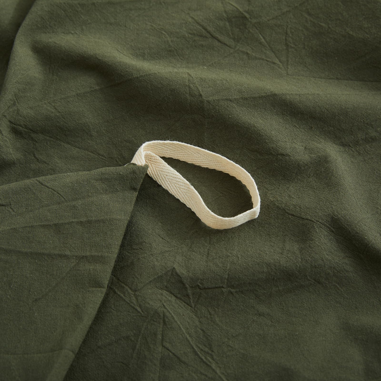 LOVQUE 400-thread-count cotton weave for durability and smooth feel.