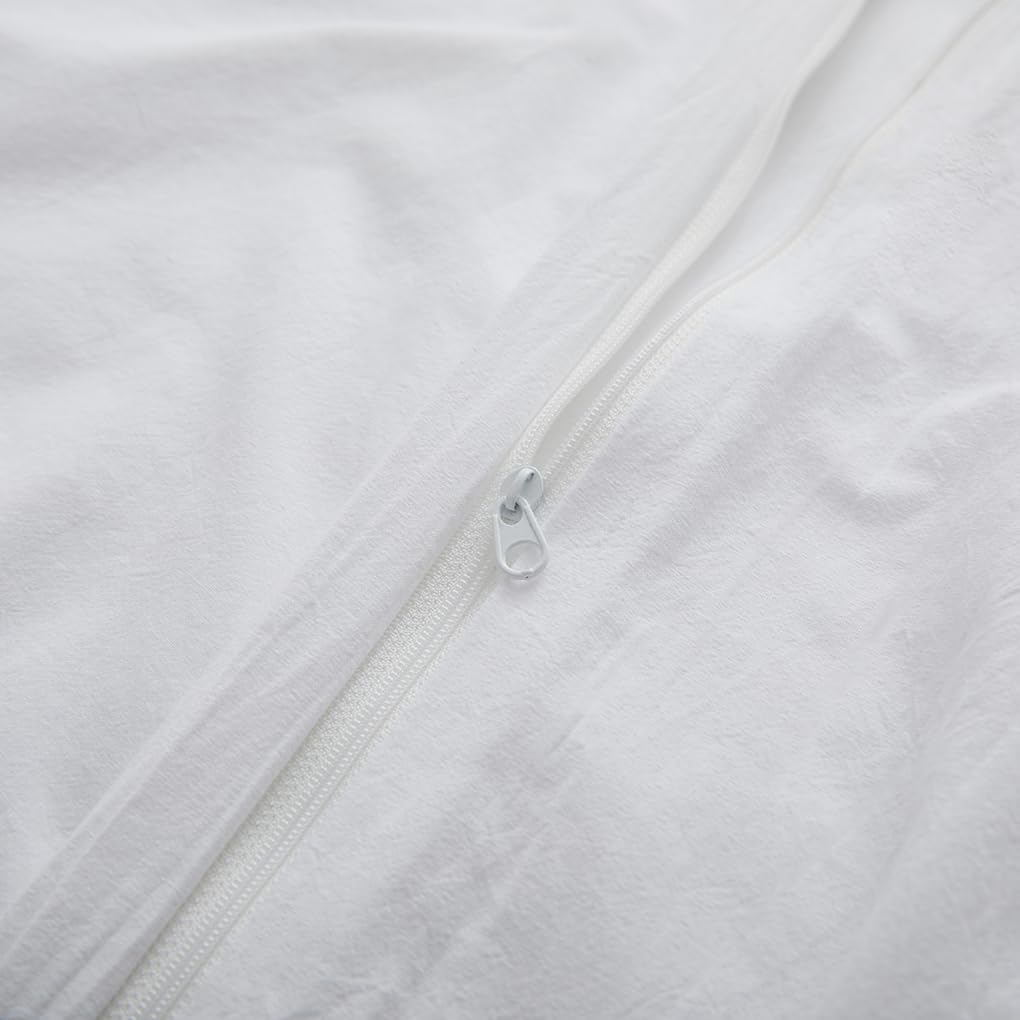 LOVQUE zipper closure on duvet cover ensures secure, fast bed changes.
