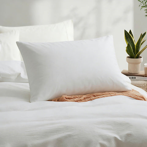 LOVQUE fade-resistant white bedding image emphasizes crisp, durable color.