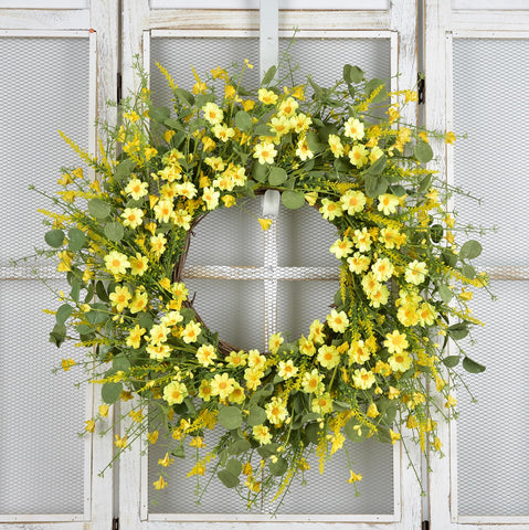 LSKYTOP jasmine and lavender accents add spring vitality to the wreath.