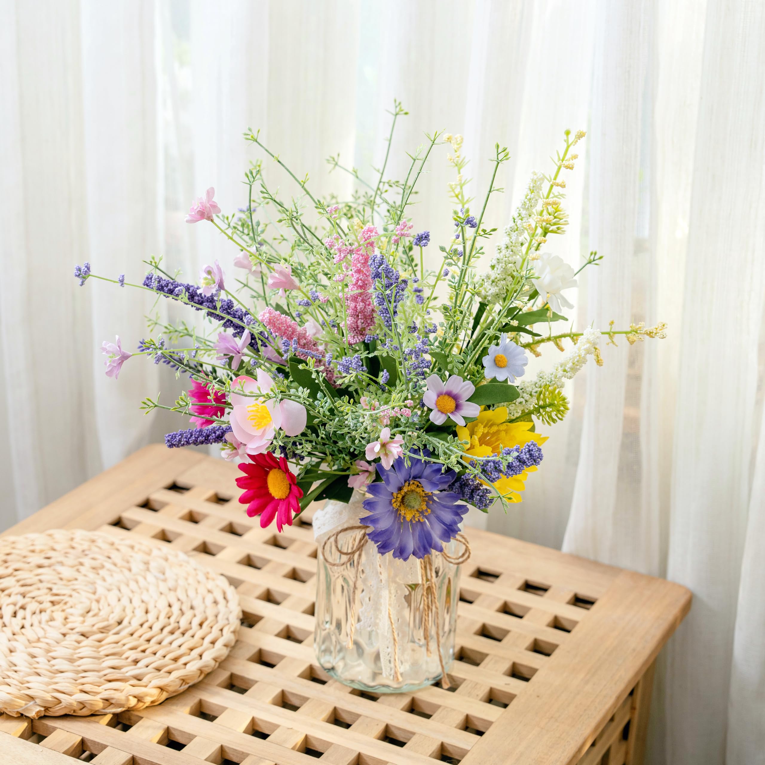 LUEUR blue floral centerpiece in a glass vase showing coordinated colors.