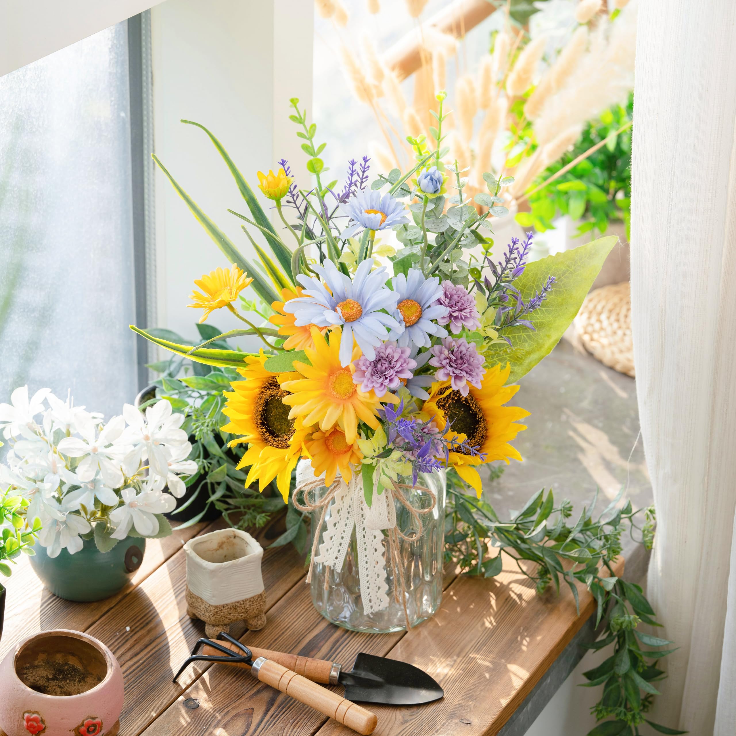 LUEUR vase-centered arrangement in a twine-wrapped glass vase for rustic centerpiece appeal