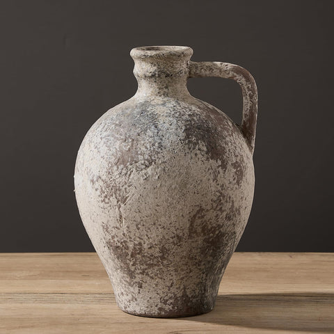 LUKA versatile vase for shelves and desks.