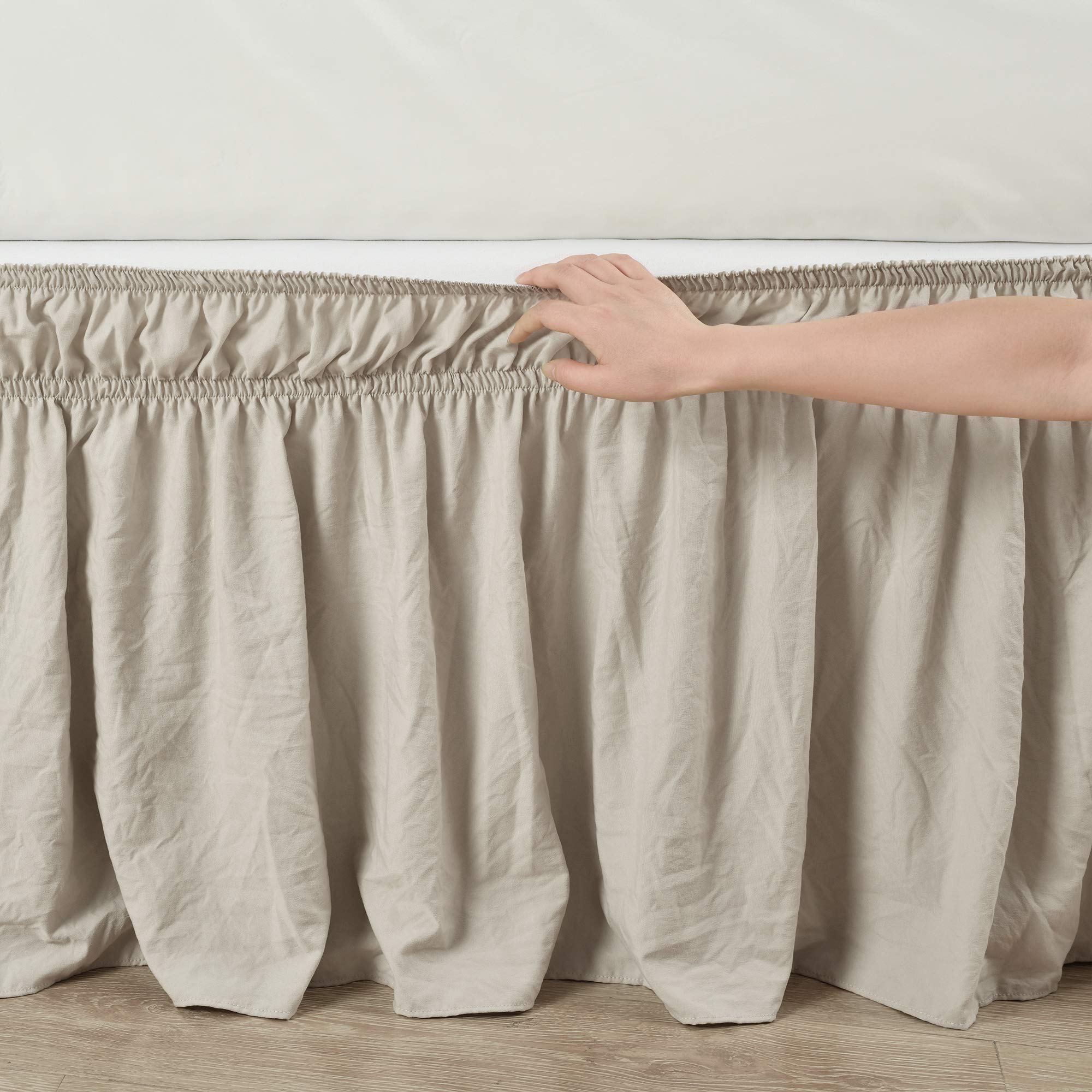 Lush Decor double-elastic-band bed skirt stays secure across bed sizes.