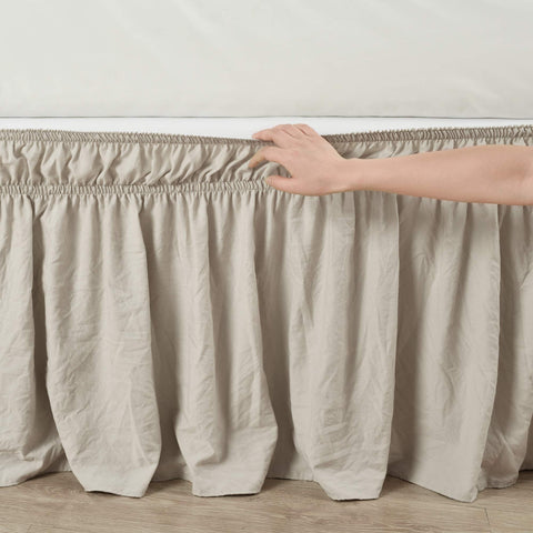 Lush Decor double-elastic-band bed skirt stays secure across bed sizes.
