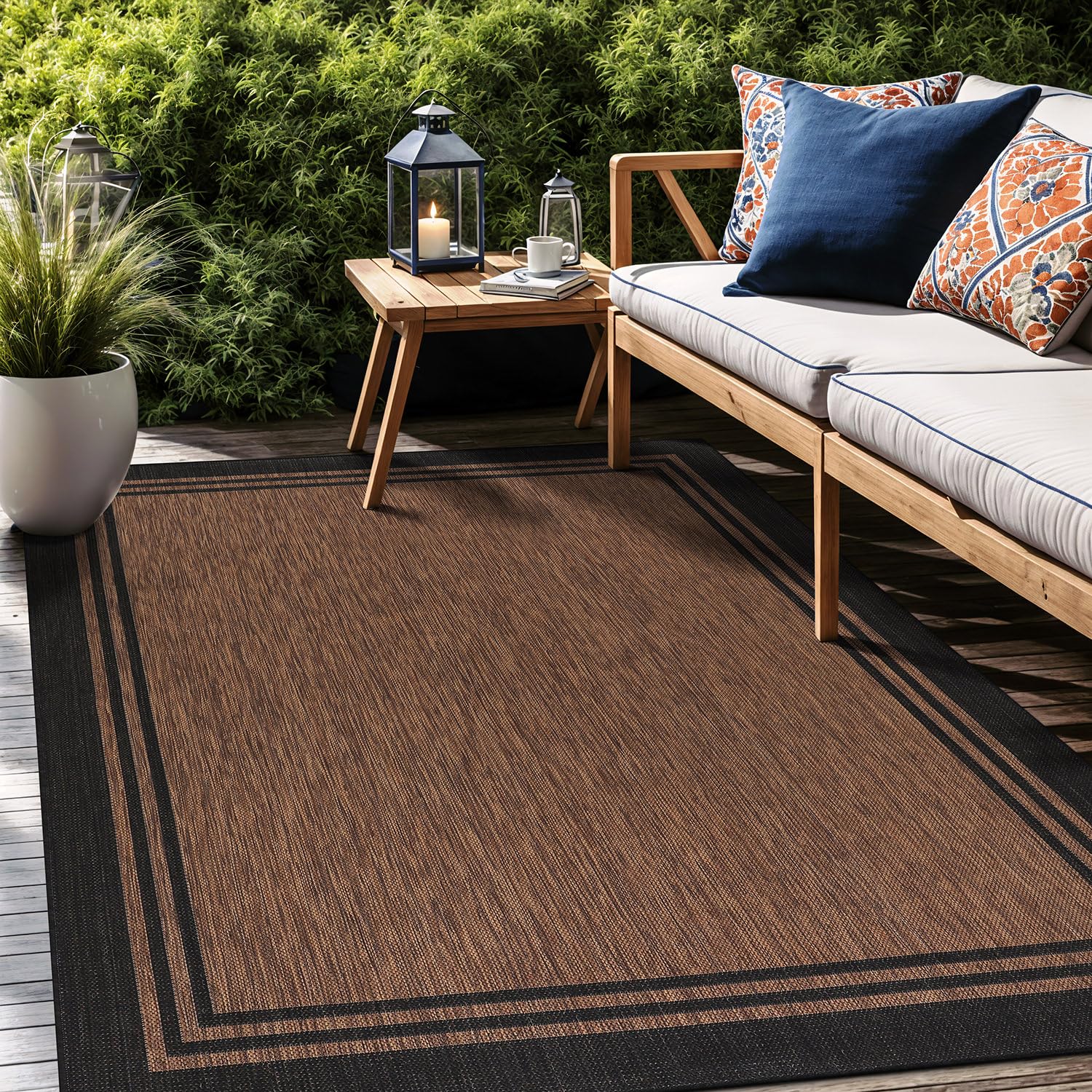 Luul Home 0.3-inch pile offers comfortable cushioning.