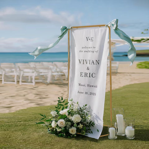 Luuuuucky wedding sign holder in gold finish displays a striking welcome sign.