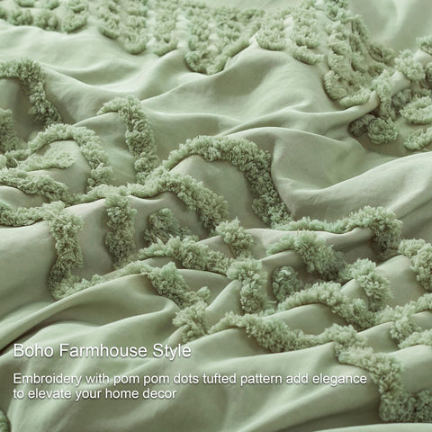 Hidden stitching on Luxudecor tufted comforter maintains a tidy look after washing.