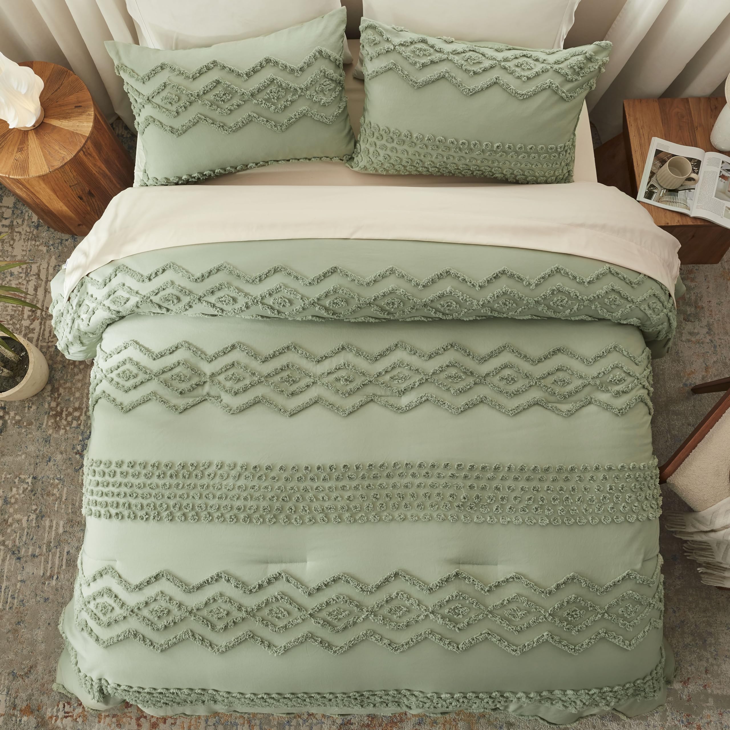 Contents of Luxudecor king-size 3-piece set: comforter and two pillowcases.