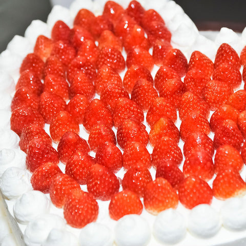 Lyrow lifelike strawberry accents boost visual appeal in displays.