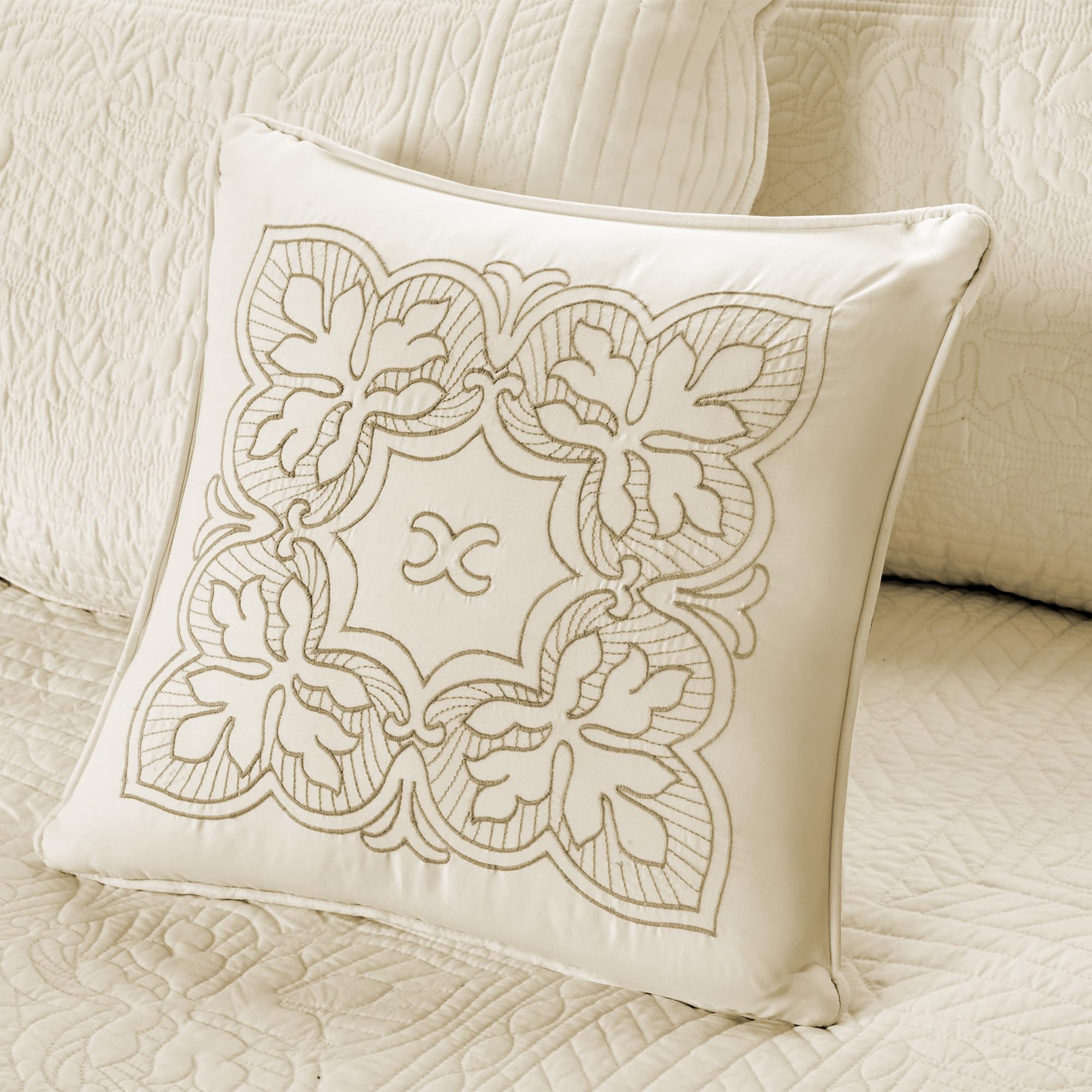 Bedskirt with 15-inch drop from Madison Park daybed set hides under-bed storage