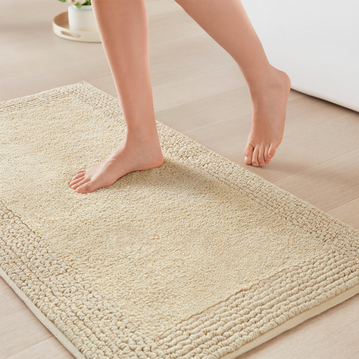 Madison Park Splendor bath rug closeup shows dense tufted pile and plush softness