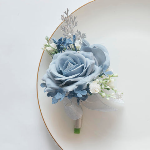 MAFELOE boutonniere dusty blue closeup showing secure pin and clip back