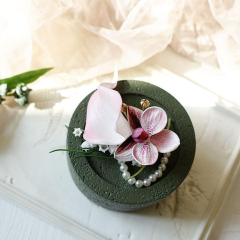 MAFELOE hand corsage adjustable to fit most hands comfortably.