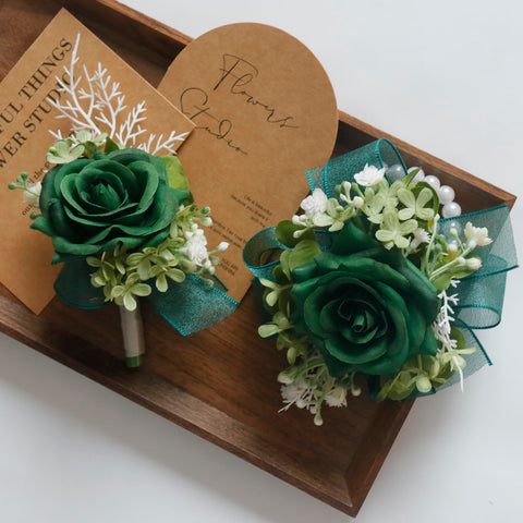 MAFELOE includes 1 boutonniere and 1 hand flower