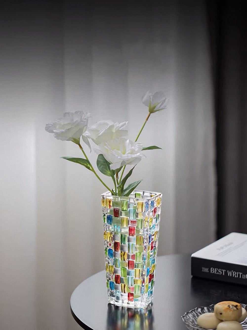 Gift-ready Magcolor vase on a decorative table setup