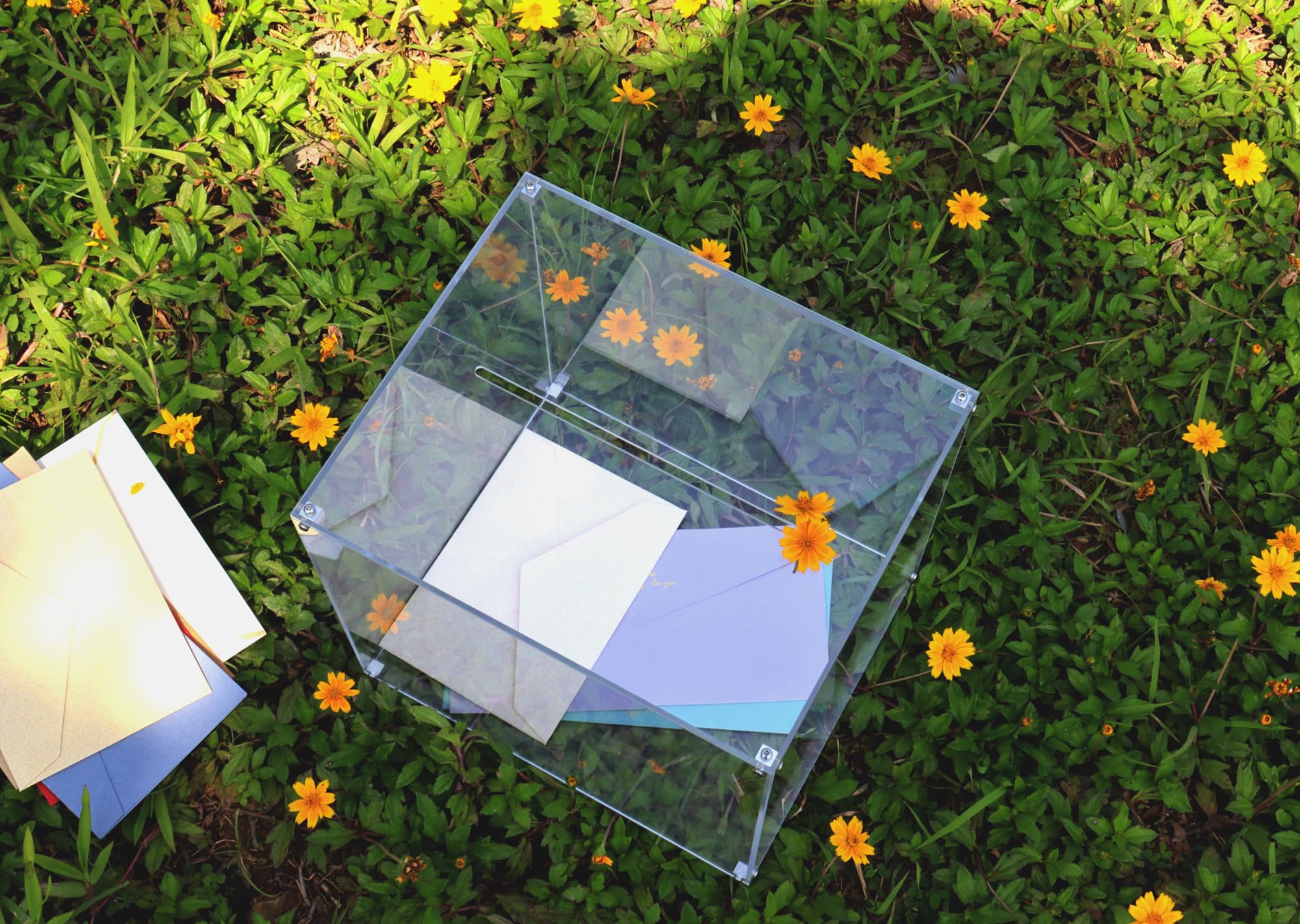 MaiiTiproll large 10x10x8.5 box for ample card capacity.