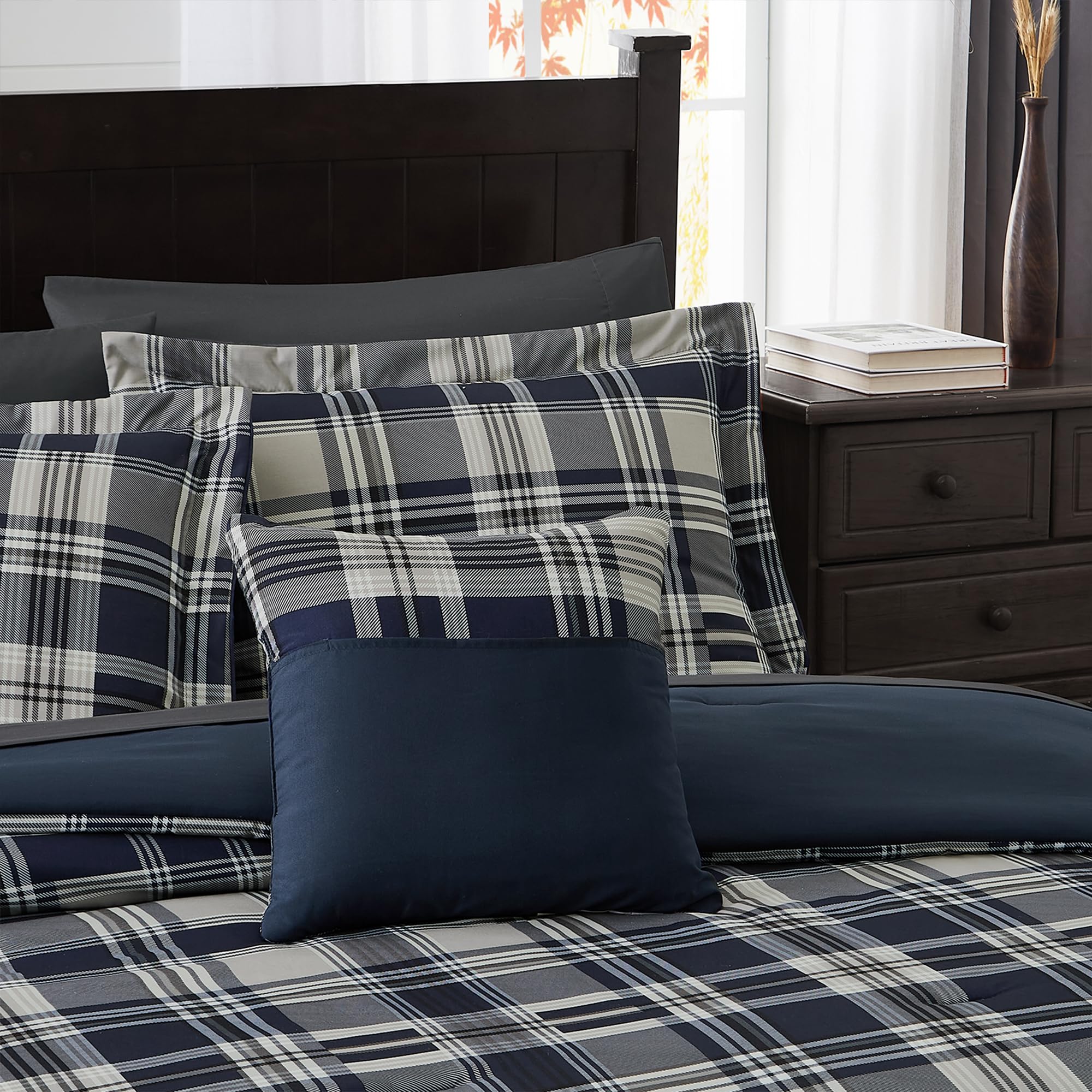 Includes flat and fitted sheets for dorm beds in the MaiRêve set.