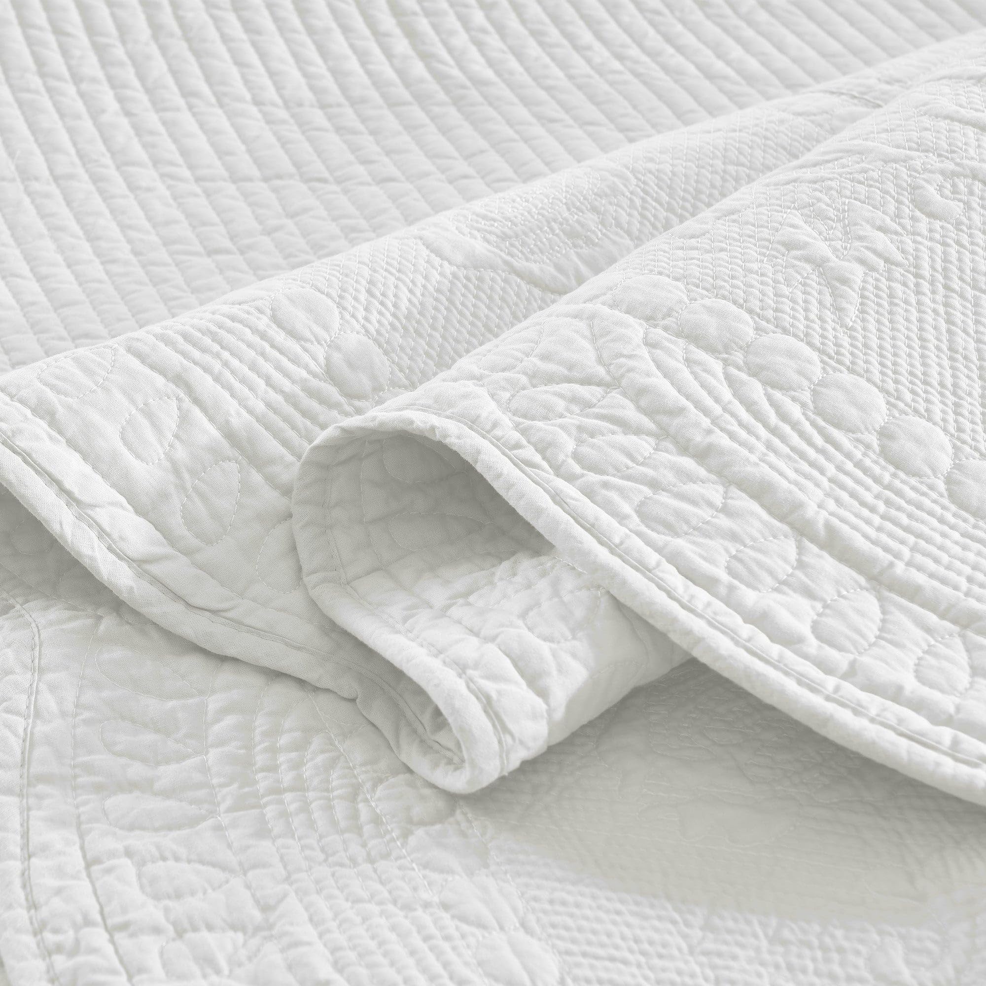 King quilt measures 118x106 inches for oversized bed fits.