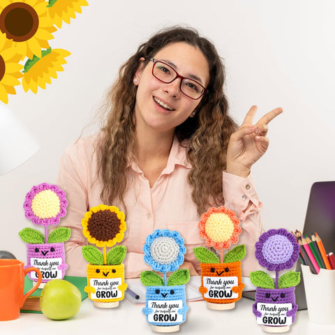 Marhpveua vibrant sunflower crochet display, ideal desktop decor bringing color to any classroom.