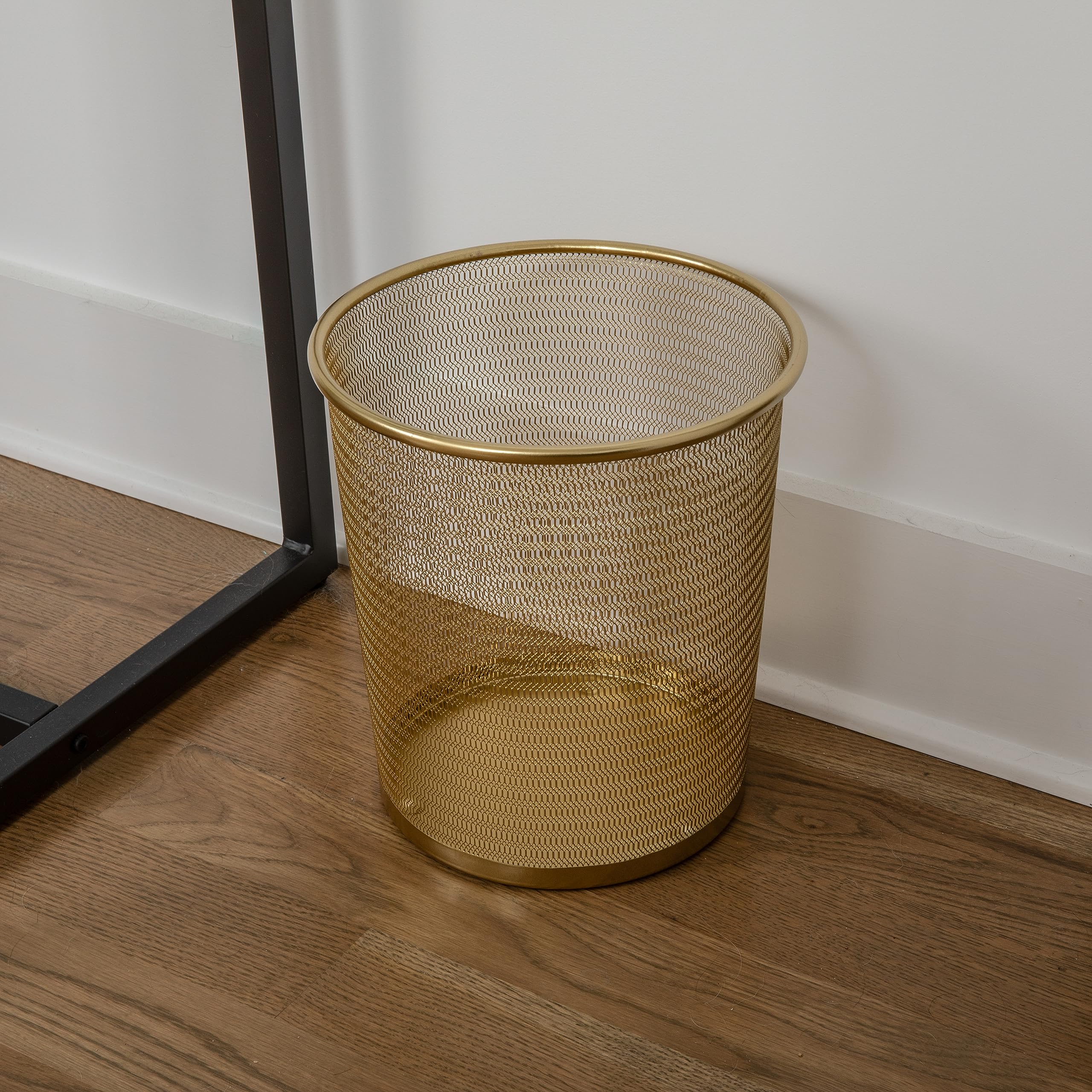 Non-slip feet stabilize the bin on smooth desks and carpet.