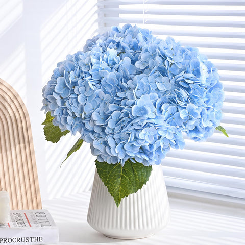 MARTINE MALL blue wedding centerpiece adds timeless charm to events