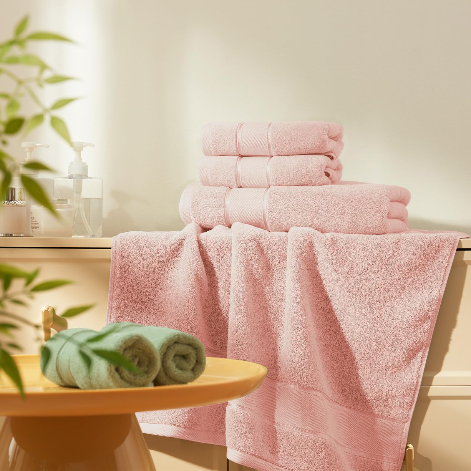 Marvione durable towels with double-needle stitching in pink.