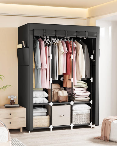 Mavivegue closet helps organize a bedroom, maximizing space efficiency.