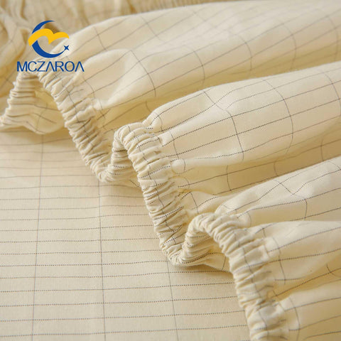 MCZAROA white grounding sheet adds a clean look to any bedroom.