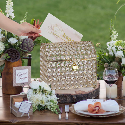 MDLUU gold card box on table suits weddings, birthdays, and graduations.