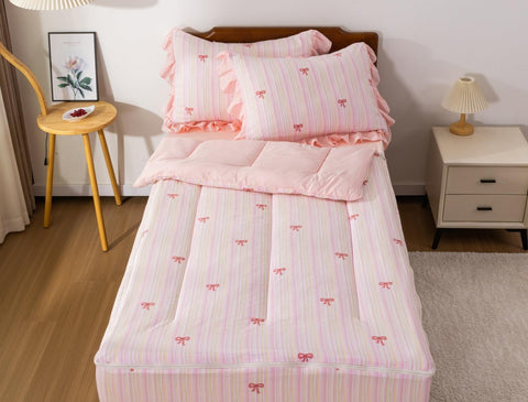 Meeting Story rainbow pattern kids bedding – cheerful design promotes cozy sleep.