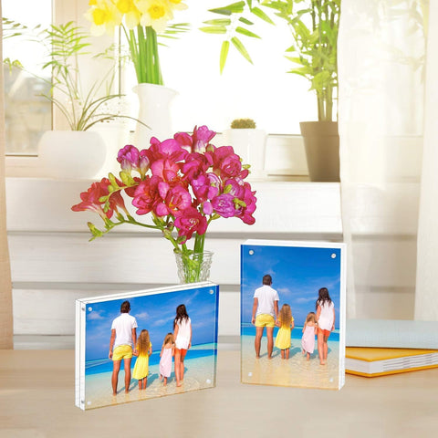 Meetu edge-to-edge viewing creates a floating photo look.