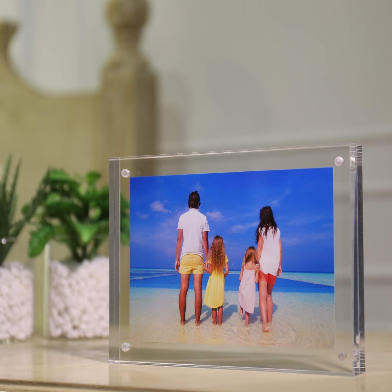 Meetu front-back display option for versatile picture presentation.