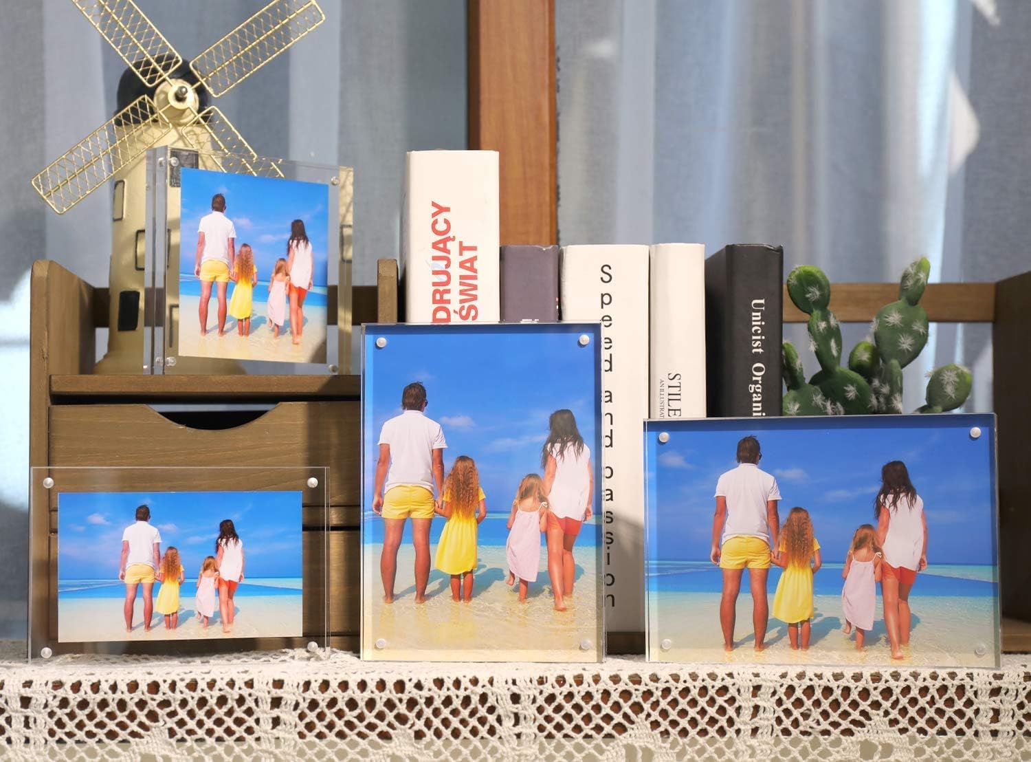 Meetu frame includes microfiber cloth for easy cleaning.