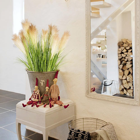 Melorca&Guilla artificial grass leaves closeup shows lifelike texture and meticulous hand-cut edges.
