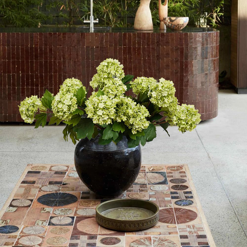 Melorca&Guilla hydrangea table centerpiece arrangement in a vase