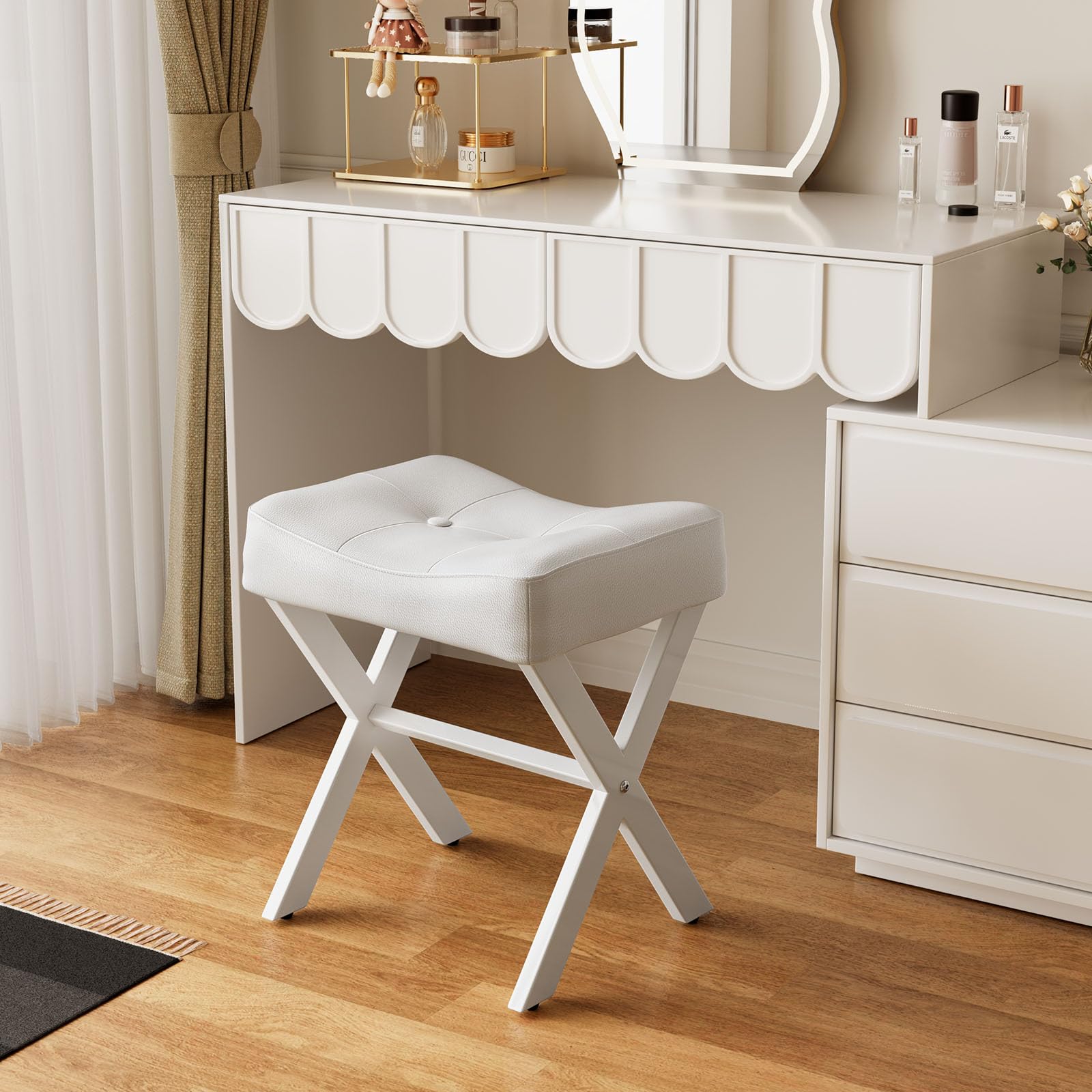 Memobarco vanity stool with solid base demonstrates robust support for daily use.