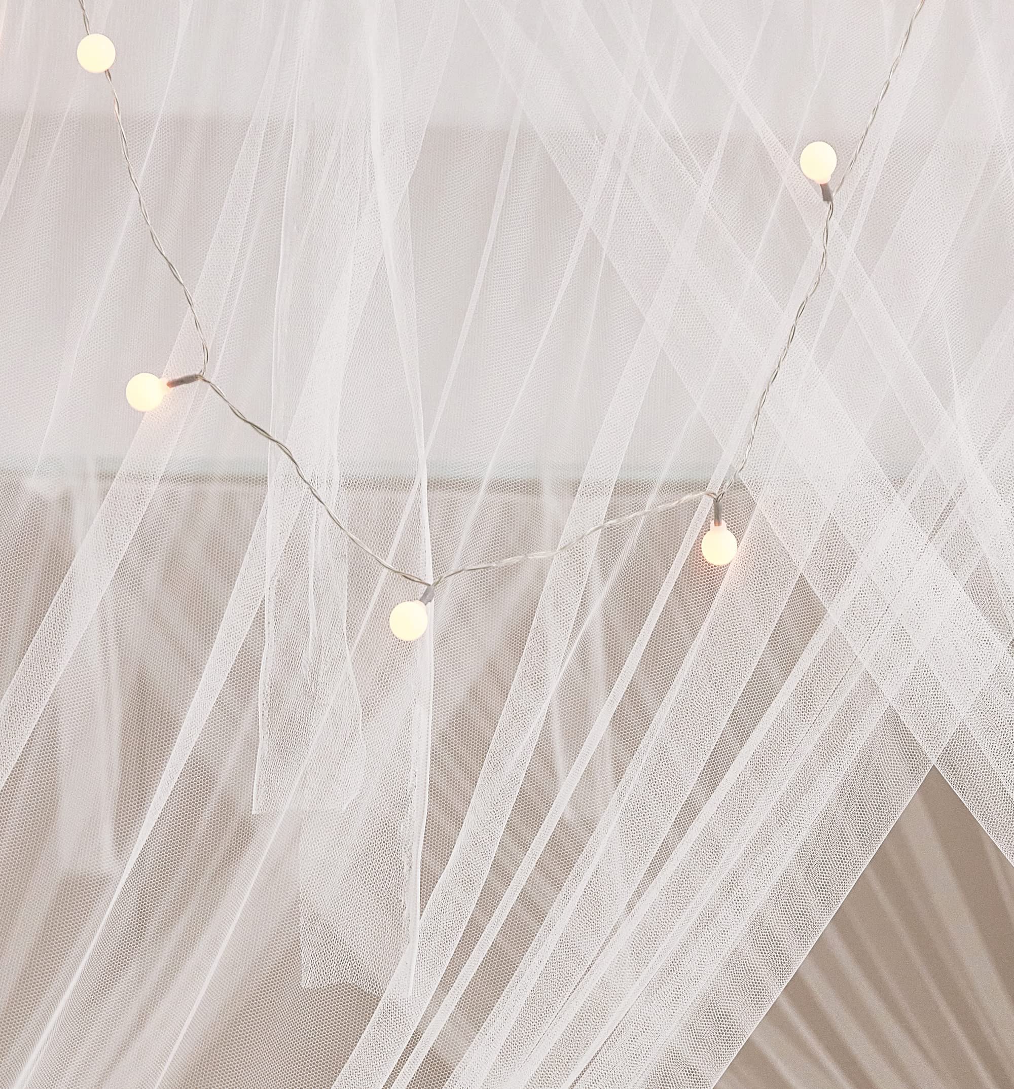 Mengersi ribbon lights detail adds warm glow and ambiance.
