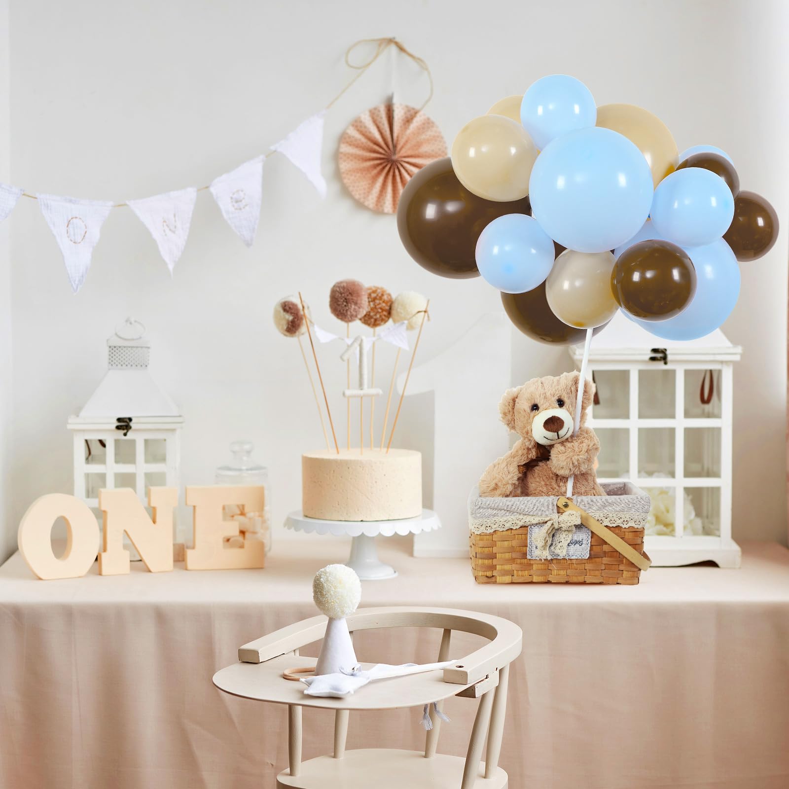 Meooeck blue and white ribbons highlight centerpieces and table decor.