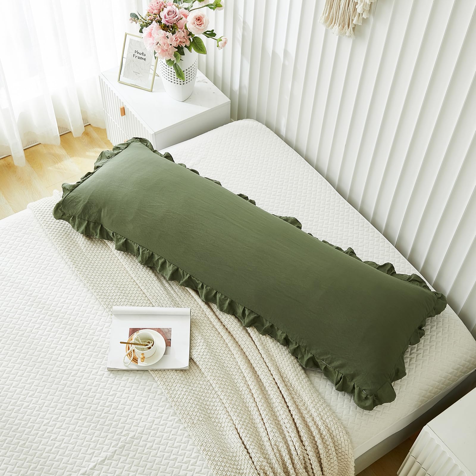 Merryword envelope pocket closure keeps pillow neatly concealed and secure.