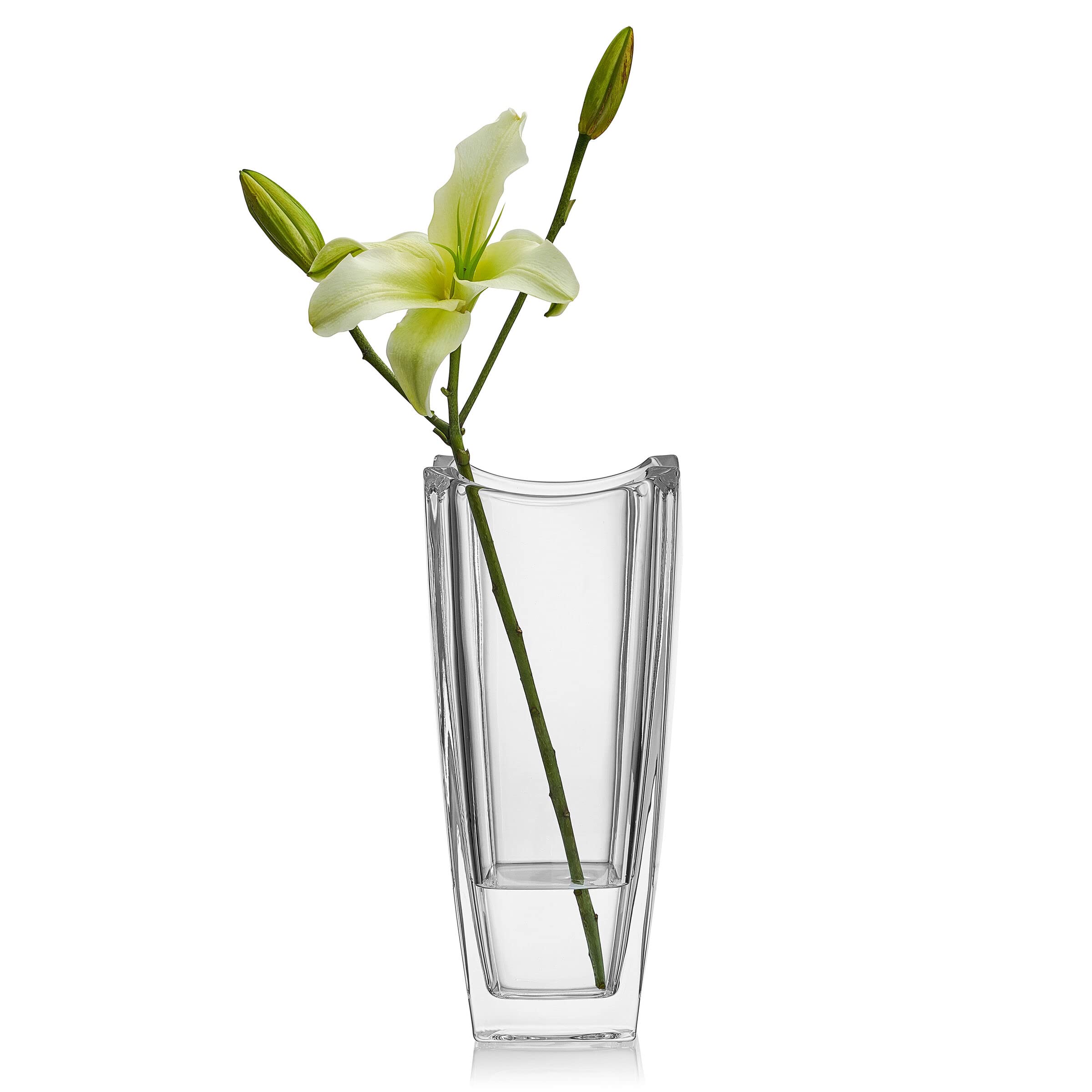 The Mikasa Baron crystal vase arrives in a gift box, ideal for gifting.