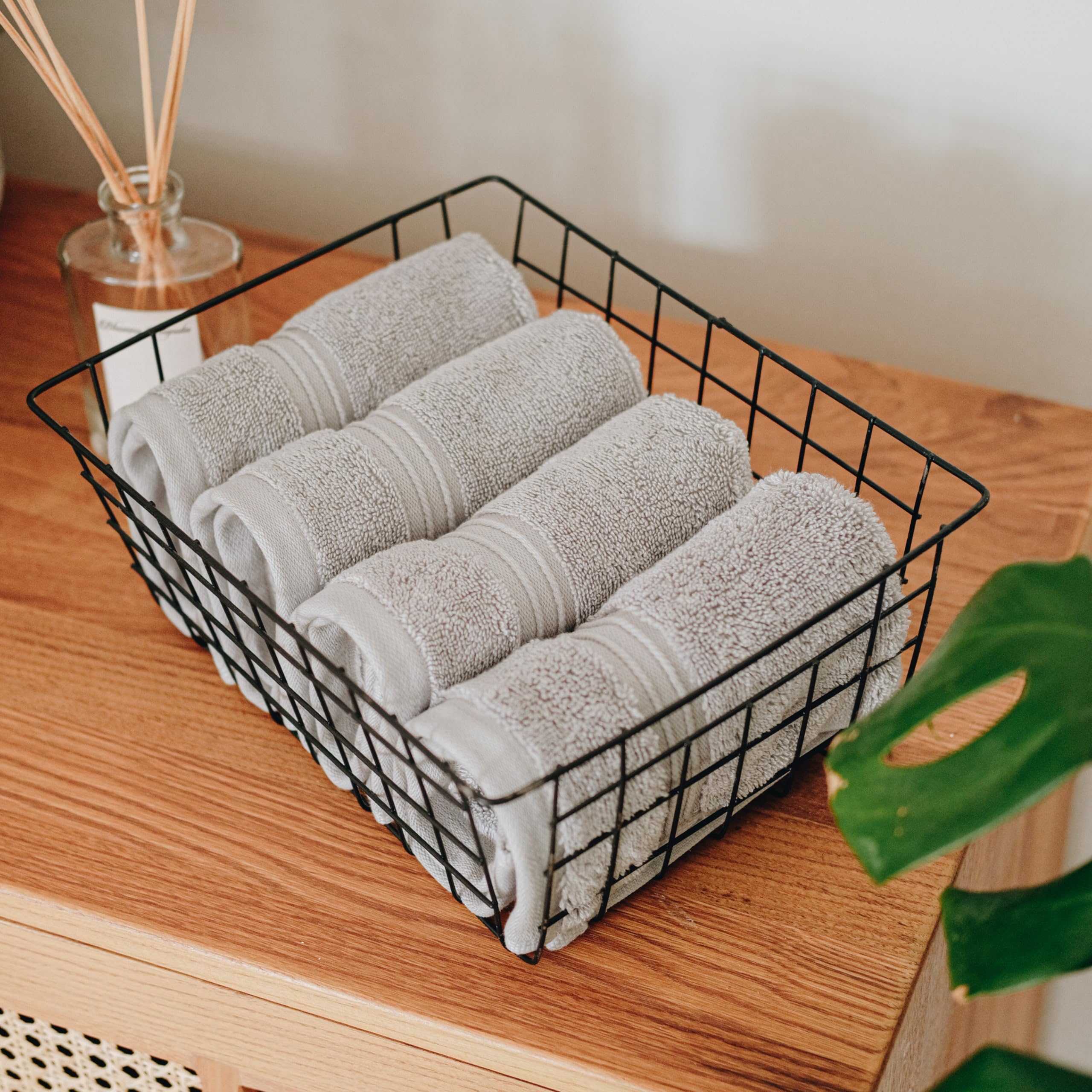 Milara 700 GSM ultra-absorbent wash cloth ready for rapid moisture pickup.