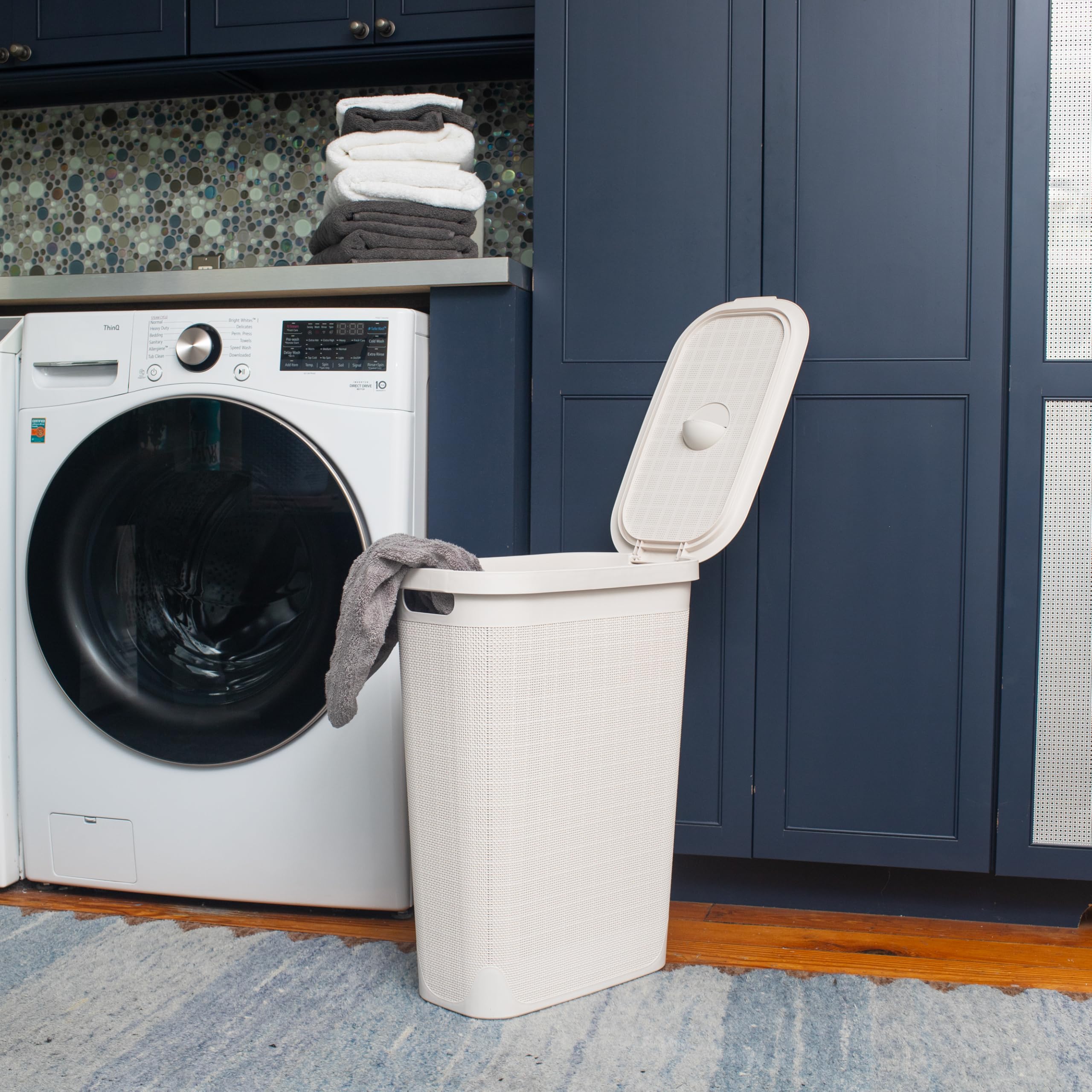 Mind Reader 40L capacity hamper offers ample storage for daily laundry without clutter.